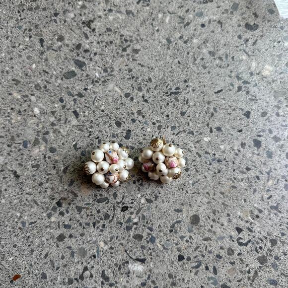 Women’s Clip-On Earrings Pearl Cluster Pink Floral Beads Gold Tone Vintage - Picture 2 of 3